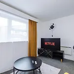 Stylish 2 Bedroom, 2 Bathroom With Free Parking *