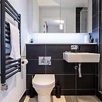 Centre Apartment, Pool Table 아파트