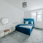 The Royal 1br Near Etihad Stadium & Coop Live *