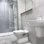 Modern Near Oxford Road, Centre דירה *