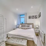 Апартаменты Charming Away From With Free Parking Манчестер