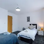 Salford 4 Bed House - Free Parking - Sleeps 7 Lejlighed