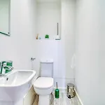 Апартаменты Executive With Sleek Modern Aesthetic Манчестер