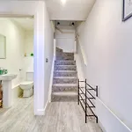Executive With Sleek Modern Aesthetic شقة مانشستر