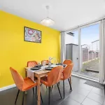 Spacious 3 Bedroom House For Single & Group Upto 10 Guests And Free Parking For 3 Cars 맨체스터