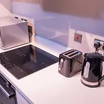 Апартаменты Whole Two Bed, One Bedroom With Riverside View - Secure Parking - Close To Centre And Old Trafford *