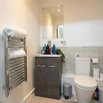 Apartmán Modern Two Bedroom For Five With On-site Parking In Salford