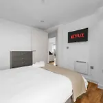 Penthouse Skyline - 2br, Massive Terrace Retreat