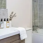 Modern 1 Bed W Fast Broadband * マンチェスター