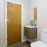 Modern 1 Bed W Fast Broadband アパート *
