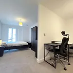 Modern Near Oxford Road, Centre דירה *