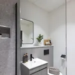 Base Steps From Attractions Manchester