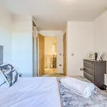 Executive With Sleek Modern Aesthetic * مانشستر