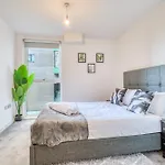 Executive With Sleek Modern Aesthetic Апартаменты Манчестер