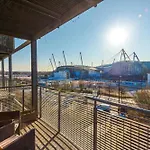 Stylish Mcr 1br Etihad Coop Live Parking