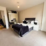 Chic 1 Bedroom Flat In The Heart Of 아파트 *