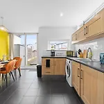 Spacious 3 Bedroom House For Single & Group Upto 10 Guests And Free Parking For 3 Cars 아파트 *