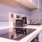 Апартаменты Whole Two Bed, One Bedroom With Riverside View - Secure Parking - Close To Centre And Old Trafford Манчестер