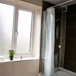 Modern & Spacious 4 Bedroom In Apartmán