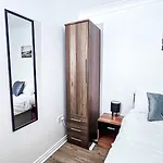 Deluxe 4-bed Near Etihad Stadium & C0-0p Arena, Sleeps 9 *