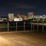 Modern Two Bedroom For Five With On-site Parking In Salford Manchester