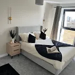 Luxury 2br High-rise Balcony, Terrace, Parking * Manchester