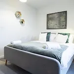 Centre Apartment, Pool Table شقة