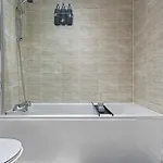 Modern 1-bed Centre Flat - Balcony & Parking Appartement