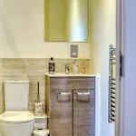 Executive With Sleek Modern Aesthetic شقة مانشستر