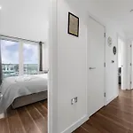 Waterfront Panorama - 2br + Balcony, Near Stadium * Manchester