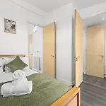 Spacious 3 Bedroom House For Single & Group Upto 10 Guests And Free Parking For 3 Cars *