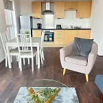 Comfortable 2-bedroom Flat Close Etihad And Coop Live Appartement