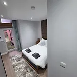 Easy Access To Airport &city Centre 公寓 *