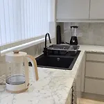 Machester Oldham Accomodation-sleeps 6 -2br Apartman Manchester