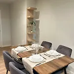 Spacious Local Attractions Gym Parking Апартаменты
