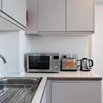 Characterful 2 Bed Near Victoria Station Apartment