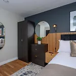 Luxury Waterfront 2br - Free Gym Access & Parking مانشستر