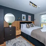 Luxury Waterfront 2br - Free Gym Access & Parking * مانشستر
