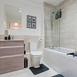 Modern 1-bed Centre Flat - Balcony & Parking Appartement