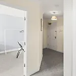 Arosa Escape- Modern2 Bed Suite,sleeps 5,free Parking,ps4,kingbed,wifi,near Christies Manchester