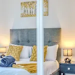 Executive With Sleek Modern Aesthetic شقة مانشستر