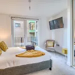 Executive With Sleek Modern Aesthetic Апартаменты *