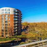 Stylish Mcr 1br Etihad Coop Live Parking Apartmán