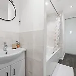 Spacious 3 Bedroom House For Single & Group Upto 10 Guests And Free Parking For 3 Cars * Μάντσεστερ