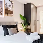 Walk To Chinatown &theatres *