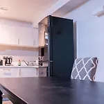 Апартаменты Whole Two Bed, One Bedroom With Riverside View - Secure Parking - Close To Centre And Old Trafford *