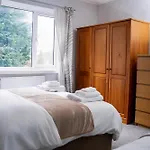 Apartmán Modern & Spacious 4 Bedroom In *