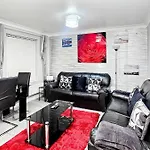 Deluxe 4-bed Near Etihad Stadium & C0-0p Arena, Sleeps 9