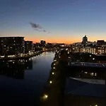 Apartmán Luxury 2br High-rise Balcony, Terrace, Parking