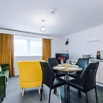 Stylish 2 Bedroom, 2 Bathroom With Free Parking Apartmán *